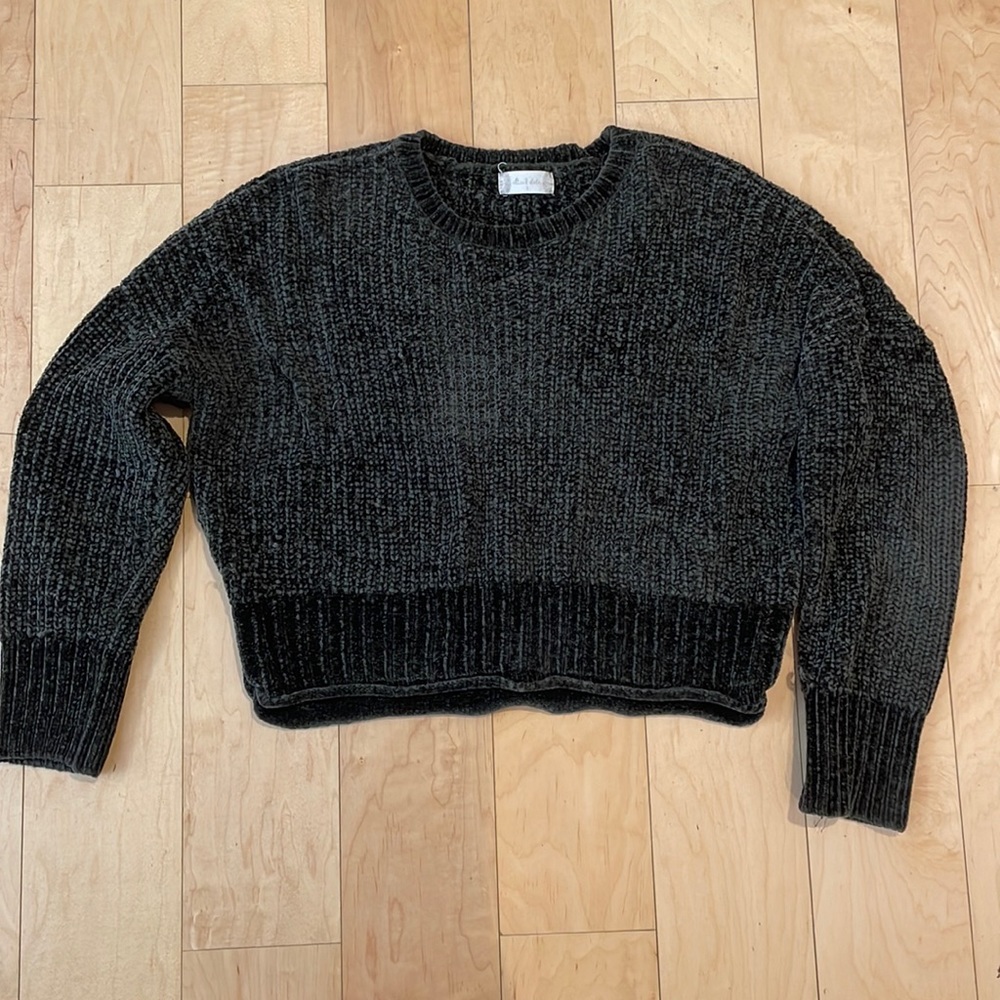 This is a super cute cropped dark green fuzzy sweater!